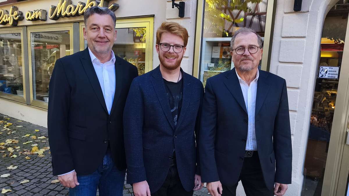 Johannes Feldmann (links) soll am 18. November bei der Wahlkreiskonferenz in Wildberg als Kandidat für die Landtagswahl 2026 der Liberalen nominiert werden. Zuvor hatte der im Frühjahr nominierte Rainer Semet (rechts) seinen Rückzug bekanntgegeben. Mit im Bild: Jan Felix Stöffler, Vorsitzender des FDP-Kreisverbands Calw. Foto: Ralf Recklies